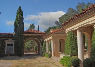 Villa Zeffiro – Motor Court Portico